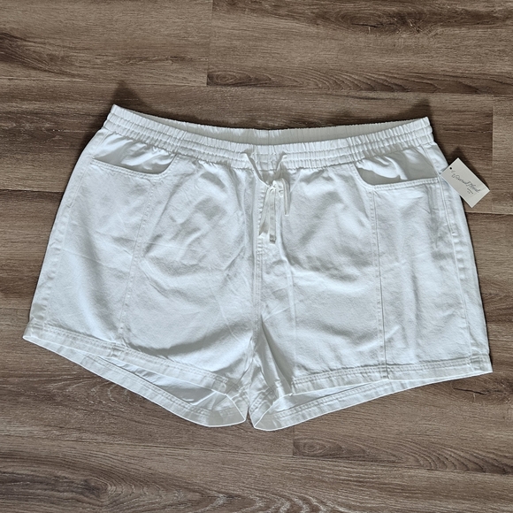 Universal Thread Women's White Shorts Size 4X - Picture 2 of 8
